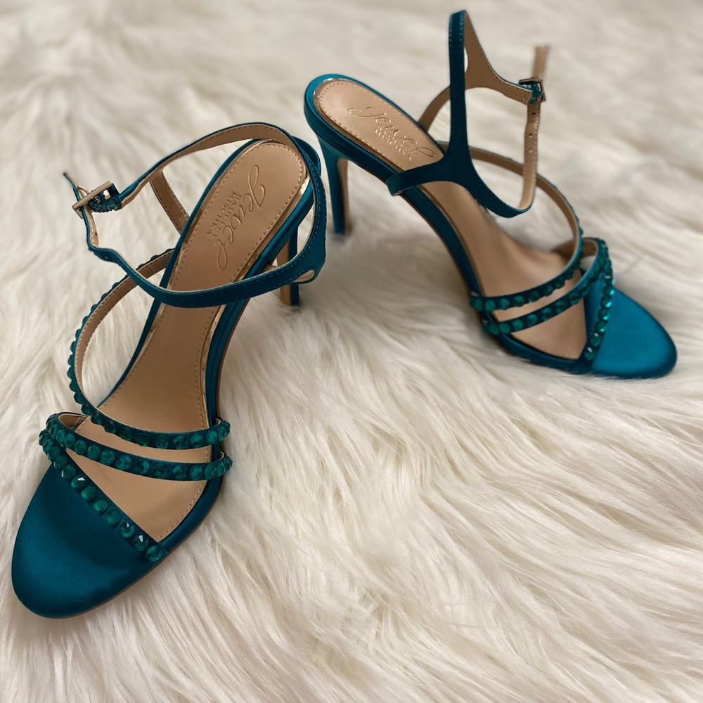 Elegant jewel by Badgley Mischka high heel sandal